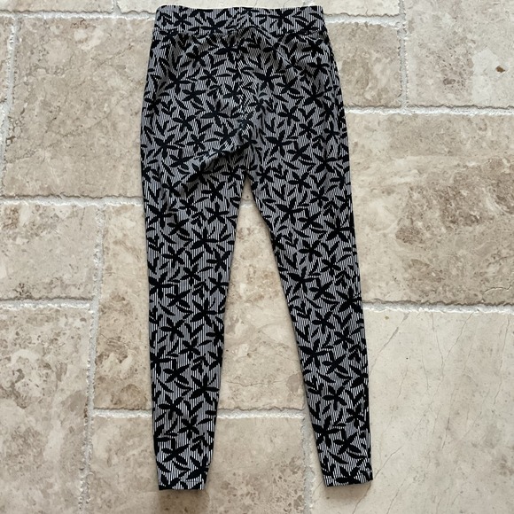 Lands' End Women's Black and White Print Leggings Casual Athleisure - Picture 9 of 9